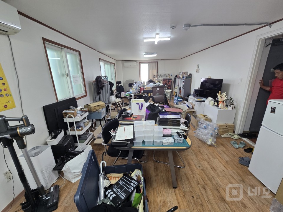 대학로 극장가 위치 좋은 사무실. 엘리베이터 있음. 혜화역 3분. 매물의 2번째 사진