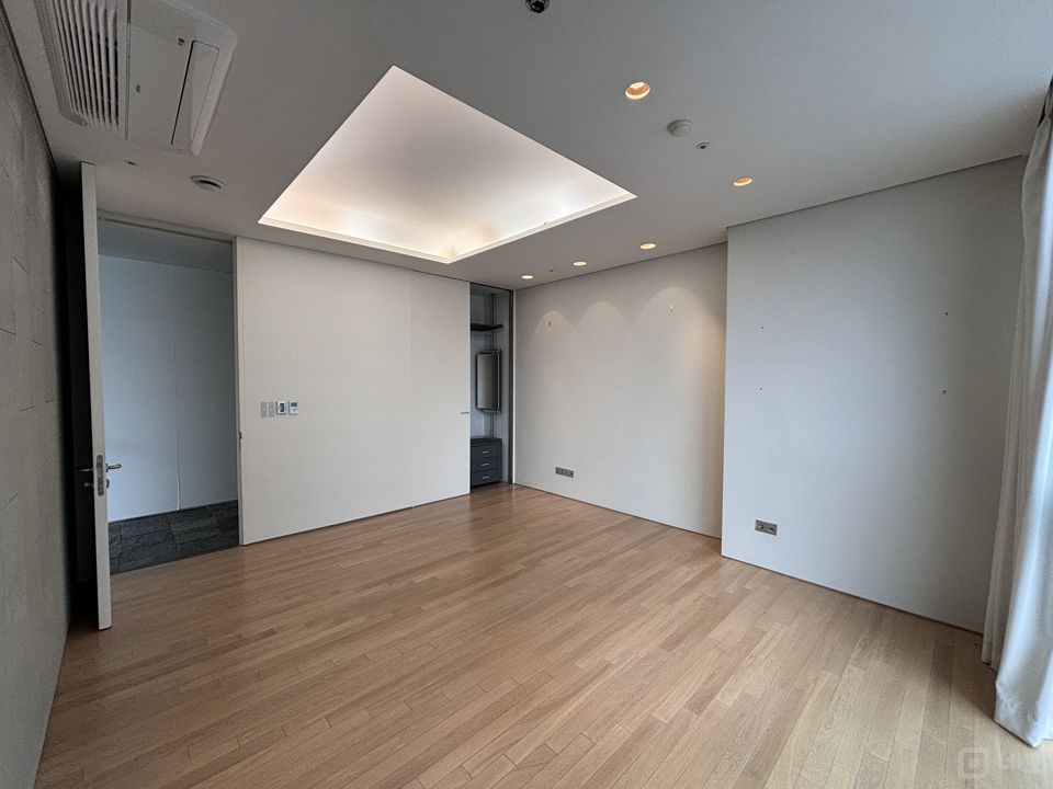 대로변 코너, 진흥아파트 사거리에 위치한 초역세권 8층 서초동 공실 매물의 3번째 사진