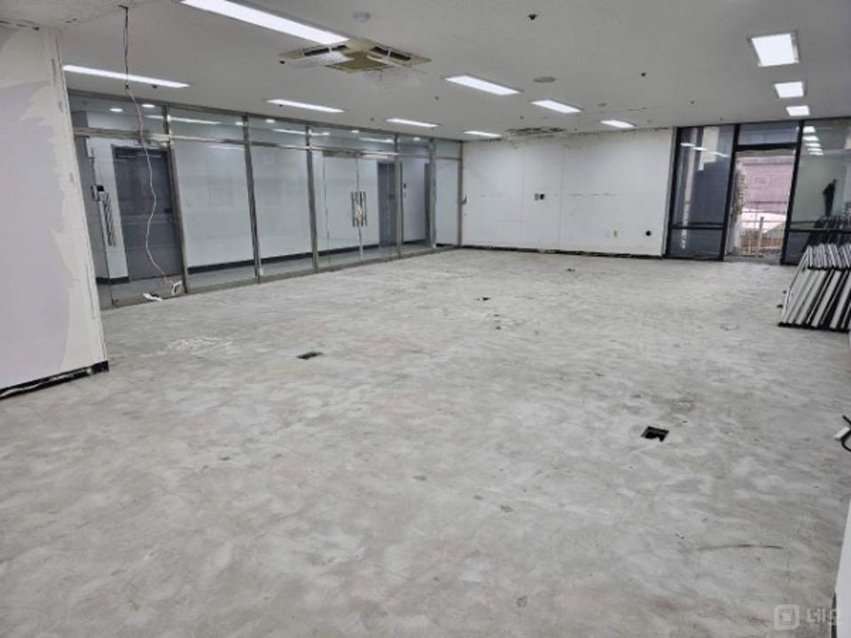 논현동 학동사거리 앞 대로변 39평 사무실 매물의 1번째 사진