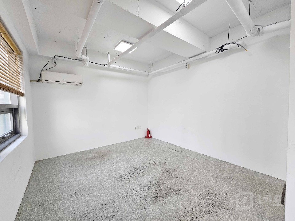 I세븐I 합정역 역세권 높은층고 화이트인테리어 무권리 사무실 매물의 6번째 사진