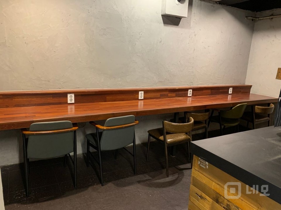 [신촌역 도보 6분] 41평 상가 / 카페·보드카페·파충류샵 추천 매물의 9번째 사진