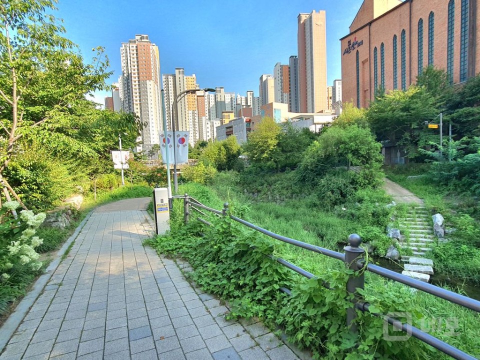 천변에 접해있는 상가로 카페하기 좋고 다른업종으로 전환해도 좋은장소 매물의 5번째 사진