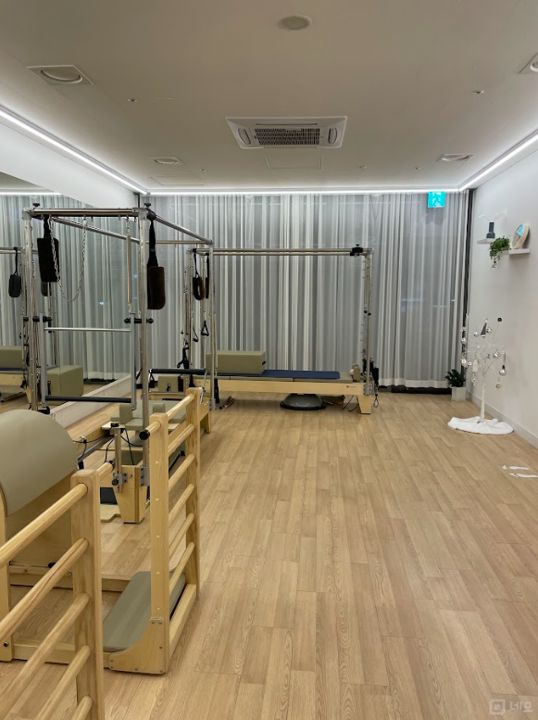 대로변 코너, 모던한 인테리어가 완비된 초역세권 2층 망월동 필라테스 매물의 4번째 사진