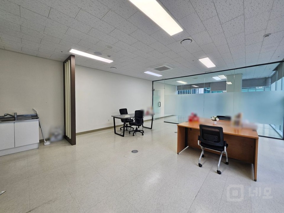 코너 실 17평 룸1 탕비 11월 중순 경 입주협의 매물의 3번째 사진