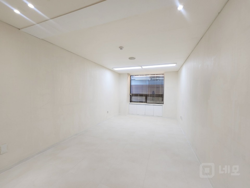 ★화이트 올 리모델링 8평수준의 사무실 매물의 1번째 사진