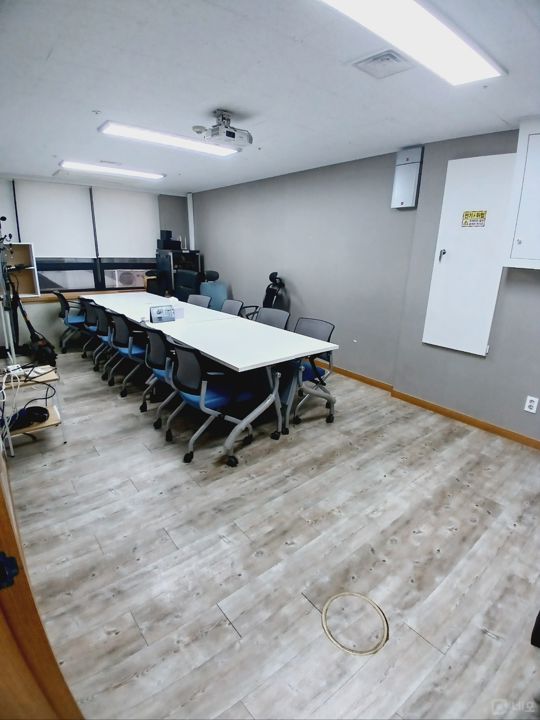 신논현역 도보 5분  250평대의 넓고 깔끔한 사무실입니다 매물의 3번째 사진