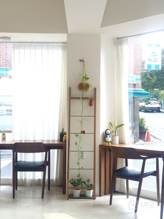즉시 수익 창출 가능한 사거리 코너 자리 3면 통창 예쁜 카페 매물의 7번째 사진