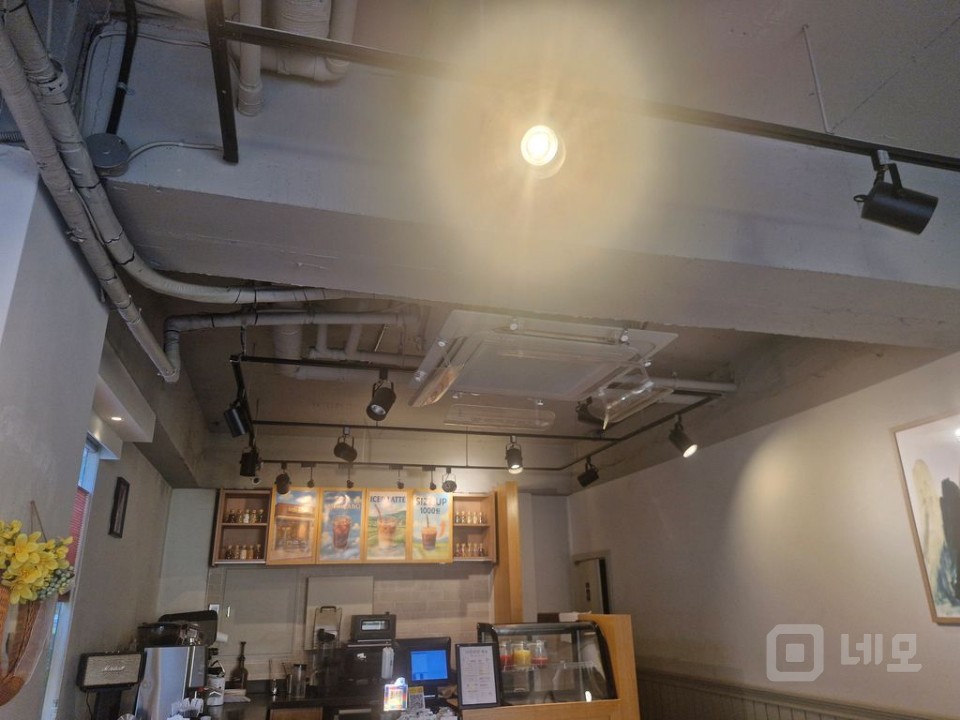 ☕ 반포동 감성 카페 창업 기회! 권리양도 (가시성 우수한 코너 상가) 매물의 6번째 사진