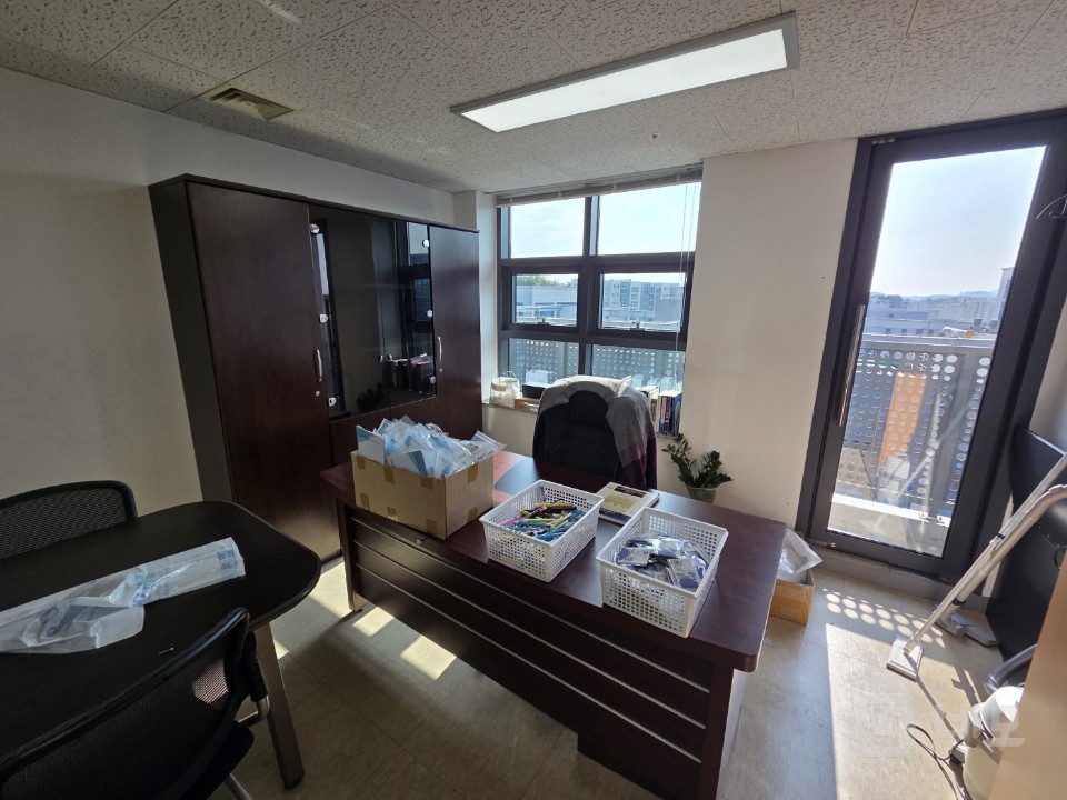 초역세권 주차2대 싱크대 무상인수 외부발코니 탑층 기분좋은 사무실 매물의 3번째 사진