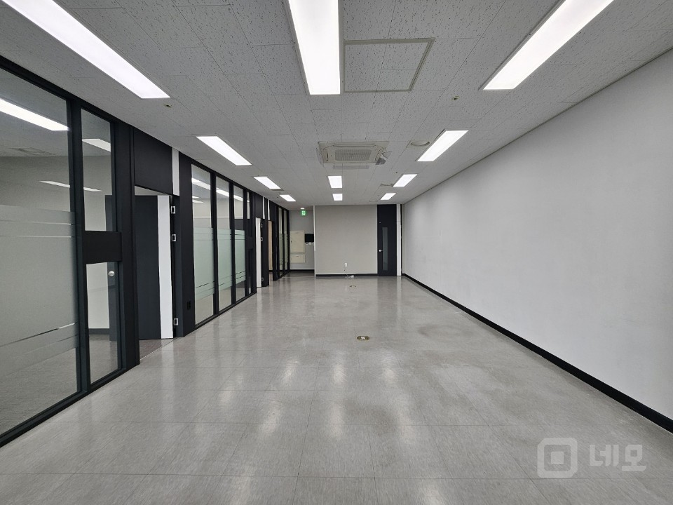 실30평 룸2개 탕비실 인테리어 깔끔, 가성비 좋은 사무실 임대 매물의 3번째 사진