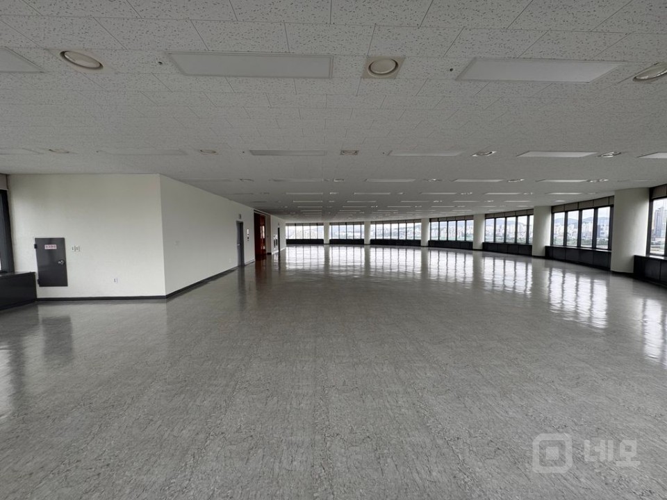 한강뷰 가성비 최고의 사무실 최고층 주차편리 강변북로 앞 매물의 3번째 사진