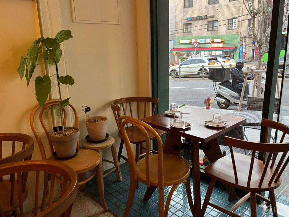 상호 양도양수 가능, 금호동4가 와인바 매물의 2번째 사진