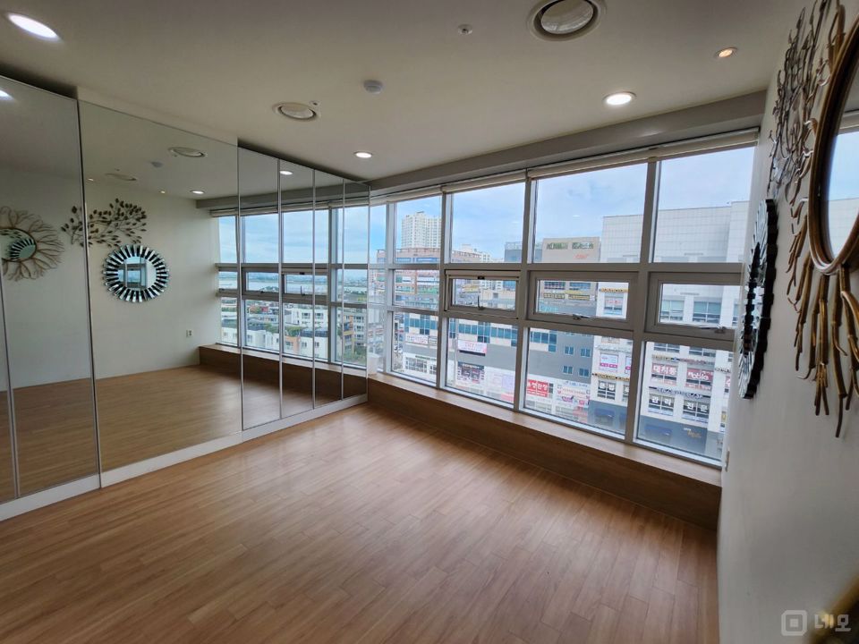역세권 상권, 수요도 많은 운양동 인테리어 잘 되어 있는 매장 매물의 3번째 사진