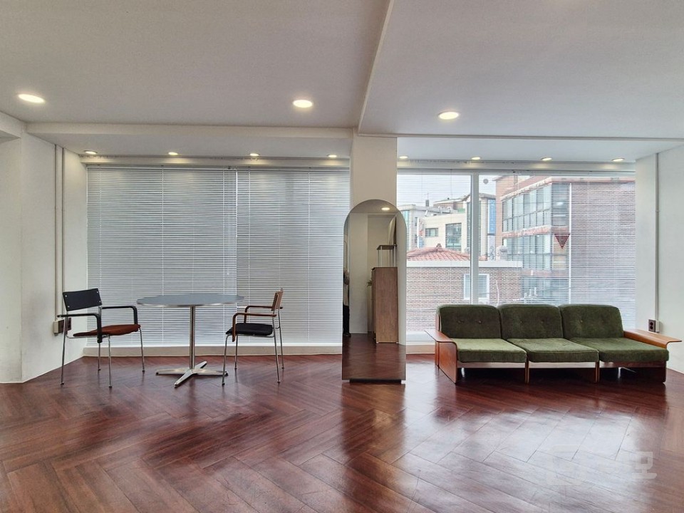 리모델링 럭셔리 건물 외관 통창 세련된 공간 임대 매물의 4번째 사진