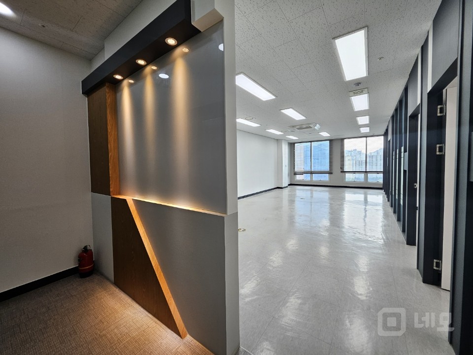 실30평 룸2개 탕비실 인테리어 깔끔, 가성비 좋은 사무실 임대 매물의 8번째 사진