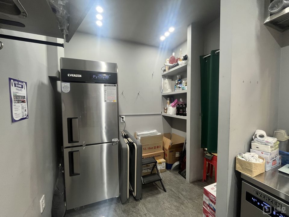 군자역 1번 출구에서 도보 1분 거리에 위치한 1층 상가입니다. 매물의 11번째 사진