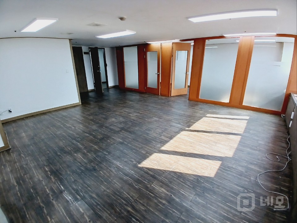 신논현역 도보 4분, 넓게 사용 가능한 7,8인용 사무실입니다. 매물의 6번째 사진