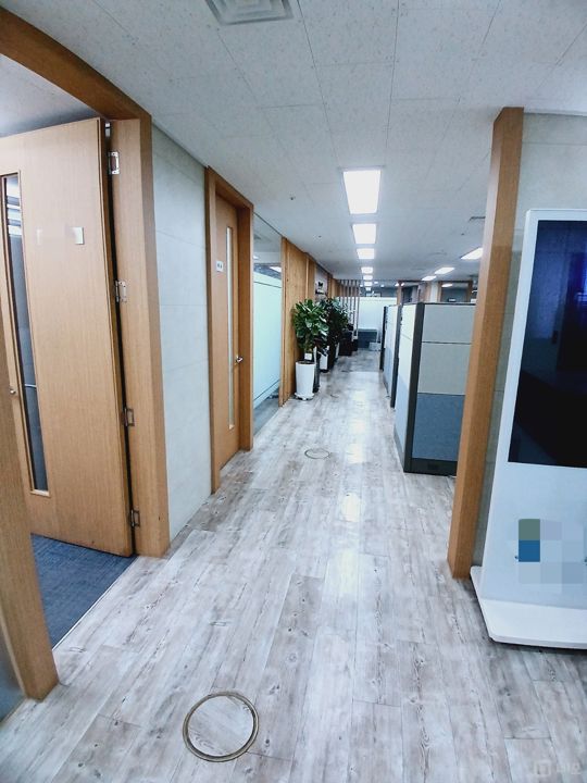 신논현역 도보 5분  250평대의 넓고 깔끔한 사무실입니다 매물의 2번째 사진