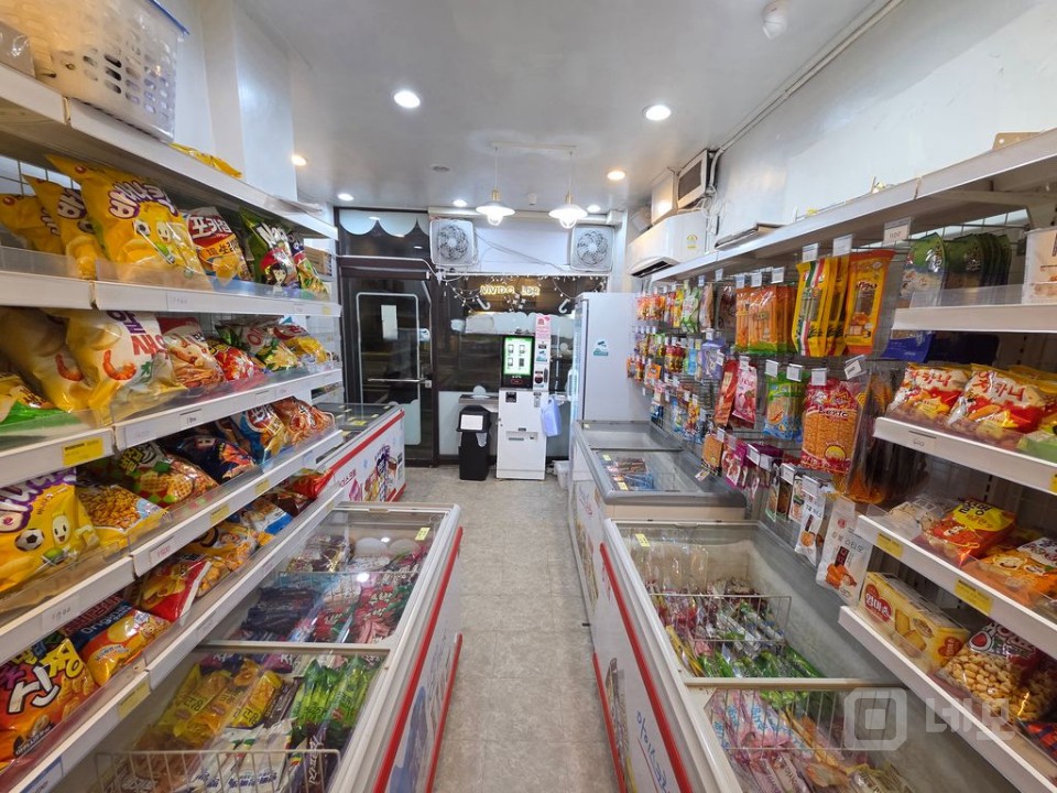 대로변 버스정류장 앞에 위치한 무인아이스크림 매장입니다!  매물의 1번째 사진