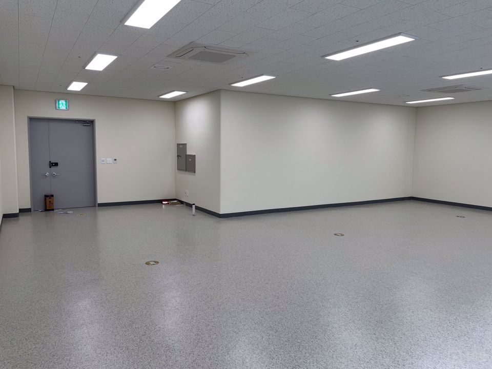 청라 버스정류장 바로 앞 지식산업센터 내 사무실 매물의 2번째 사진