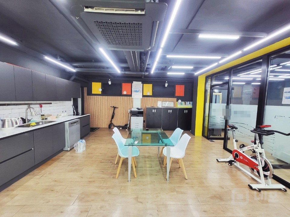 특급 디자인 사무실 채광 GOOD 빠른입주가능한 공간  매물의 2번째 사진