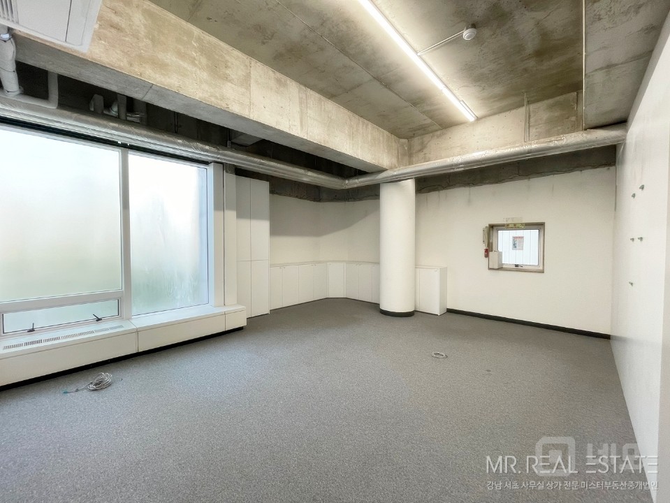 도산공원사거리.대로변건물.주차3대가능.A급인테리어 매물의 5번째 사진