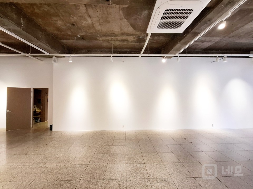 [홍대입구역 인근] 1층 대형 상가 — 갤러리·브랜드숍 최적 입지! 매물의 3번째 사진