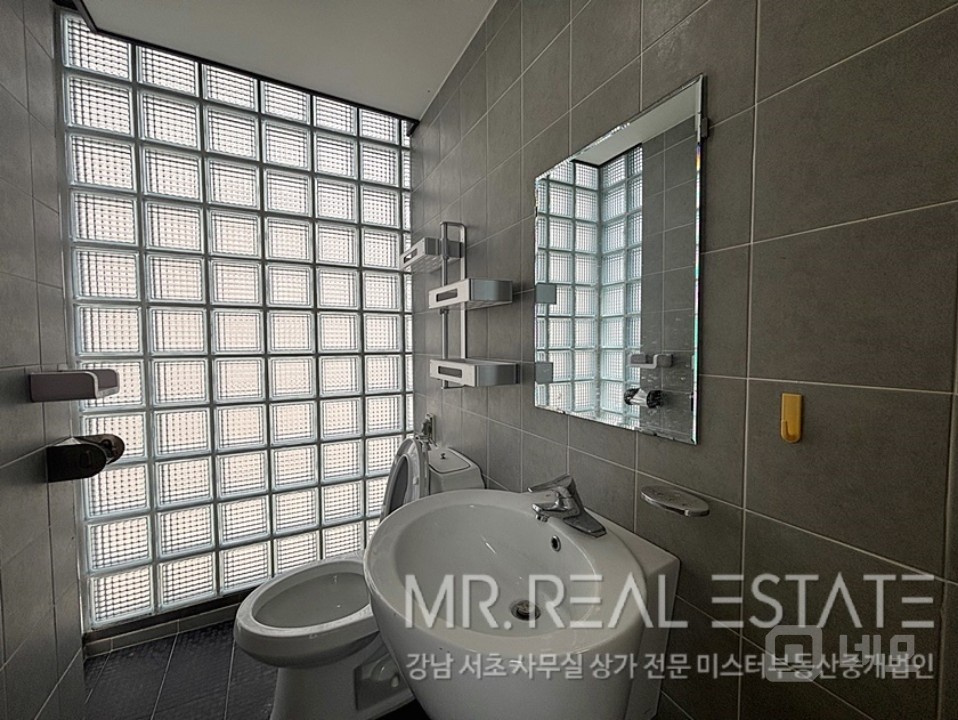 실사진.강남역.역세권.통창.홀딩도어.디자인건물 매물의 7번째 사진