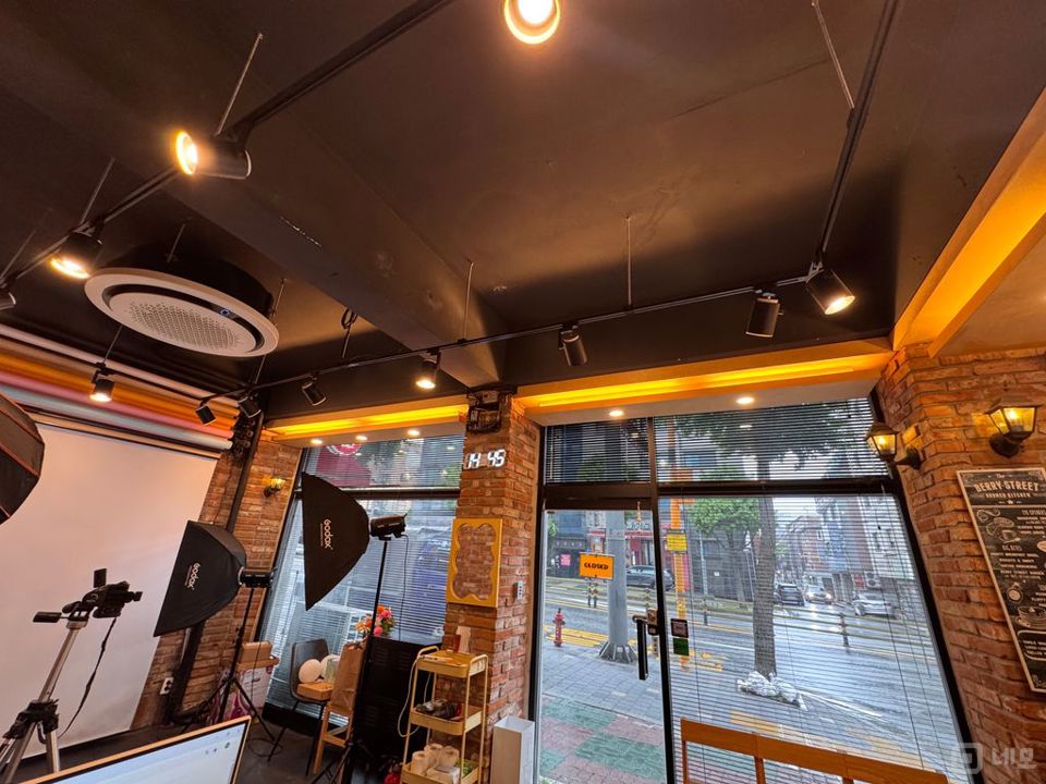 감각적인 인테리어가 돋보이는 1층 매장, 권리금 양도합니다 (약 8평) 매물의 4번째 사진