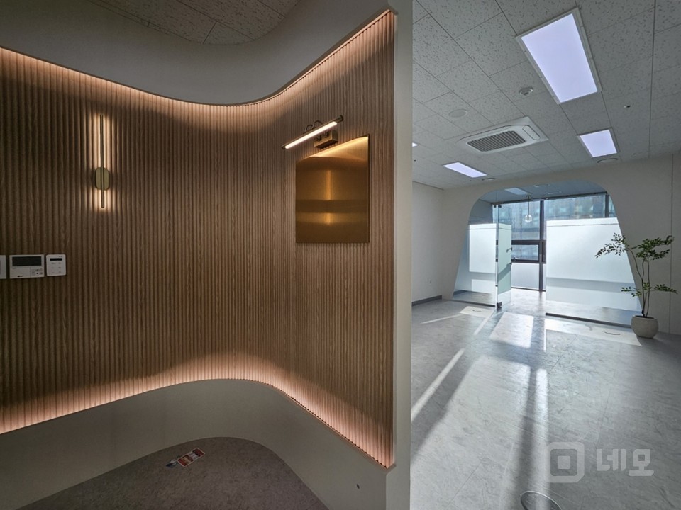 인테리어 예쁜 사무실 실13평 룸1 싱크대 입주협의 매물의 1번째 사진