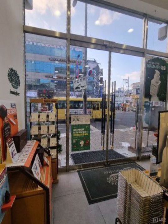 정릉동 유동 인구 많은 위치의 대로변 1층 상가 매물의 1번째 사진