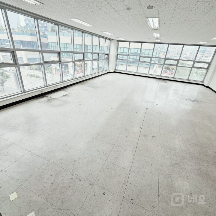 25p 통창 건물, 브런치카페, 커피숍, 다양한 업종 추천 매물의 1번째 사진