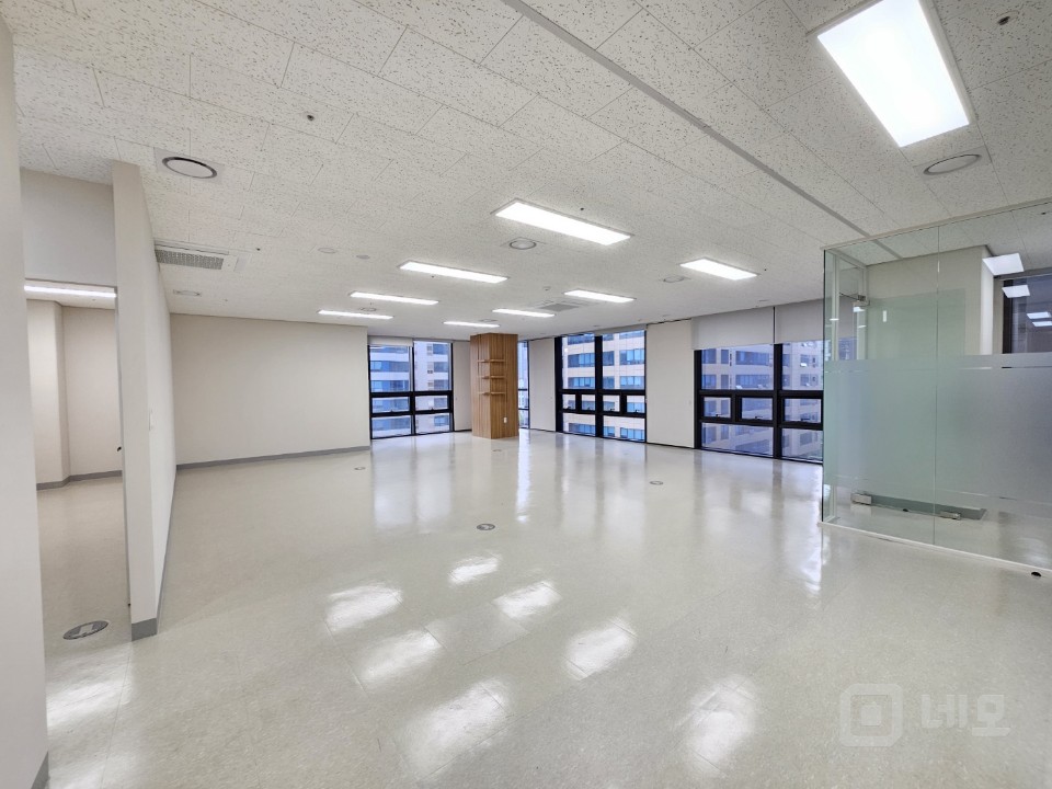 어반워크 전용40P 룸2개 창고 탕비실 가산역세권신축사무실 매물의 1번째 사진