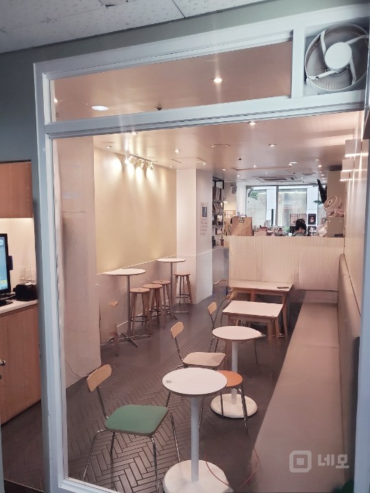 국회 맞은편 여의도 오피스 중심가 역세권 도로변 노출 상가 매물의 5번째 사진