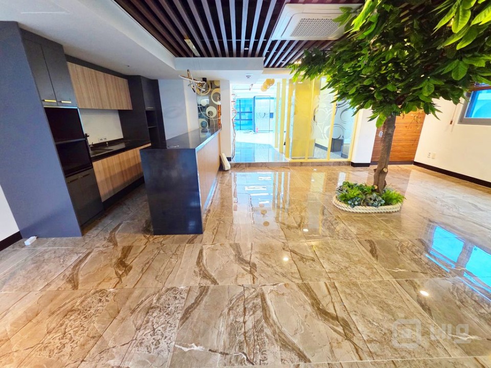 신촌역 도보 4분/홍대입구역 5분 역세권 전용148평 무권리 사무실/상가 매물의 1번째 사진