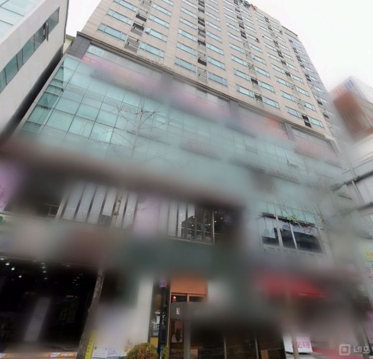 신촌역 초역세권에 위치한 대형 스터디카페 매물의 9번째 사진