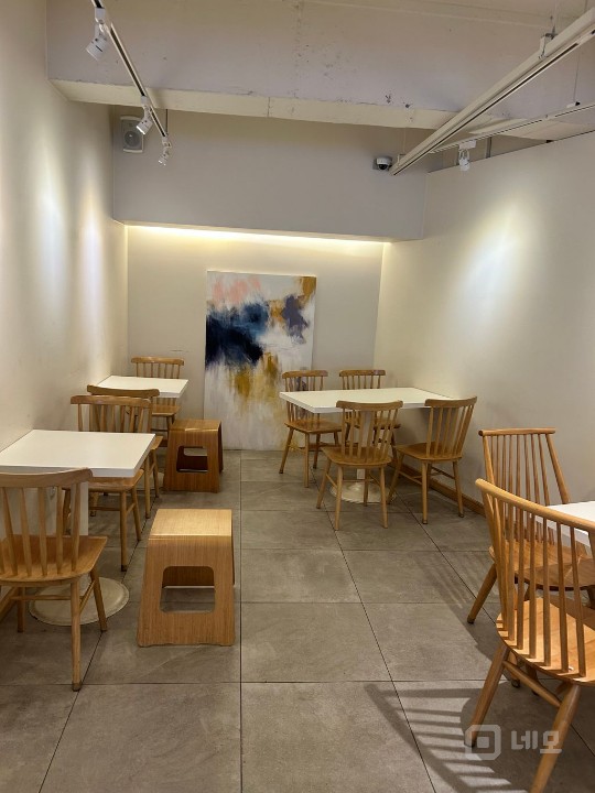 중앙대 상권에 위치한 인테리어 깔끔한 1층 카페 매물의 3번째 사진