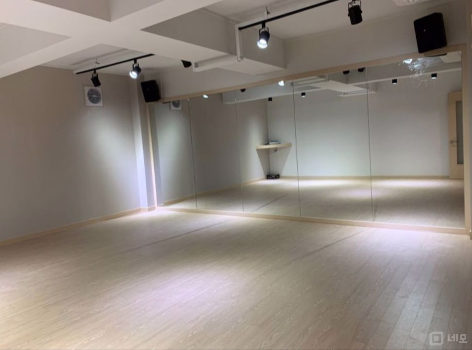 수원종합운동장 인근에 위치한 3,4층 송죽동 연습실 매물의 2번째 사진