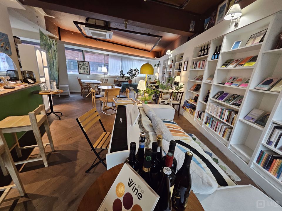 성수동 뚝도시장 메인거리에 위치한 2층 술집 매물의 1번째 사진