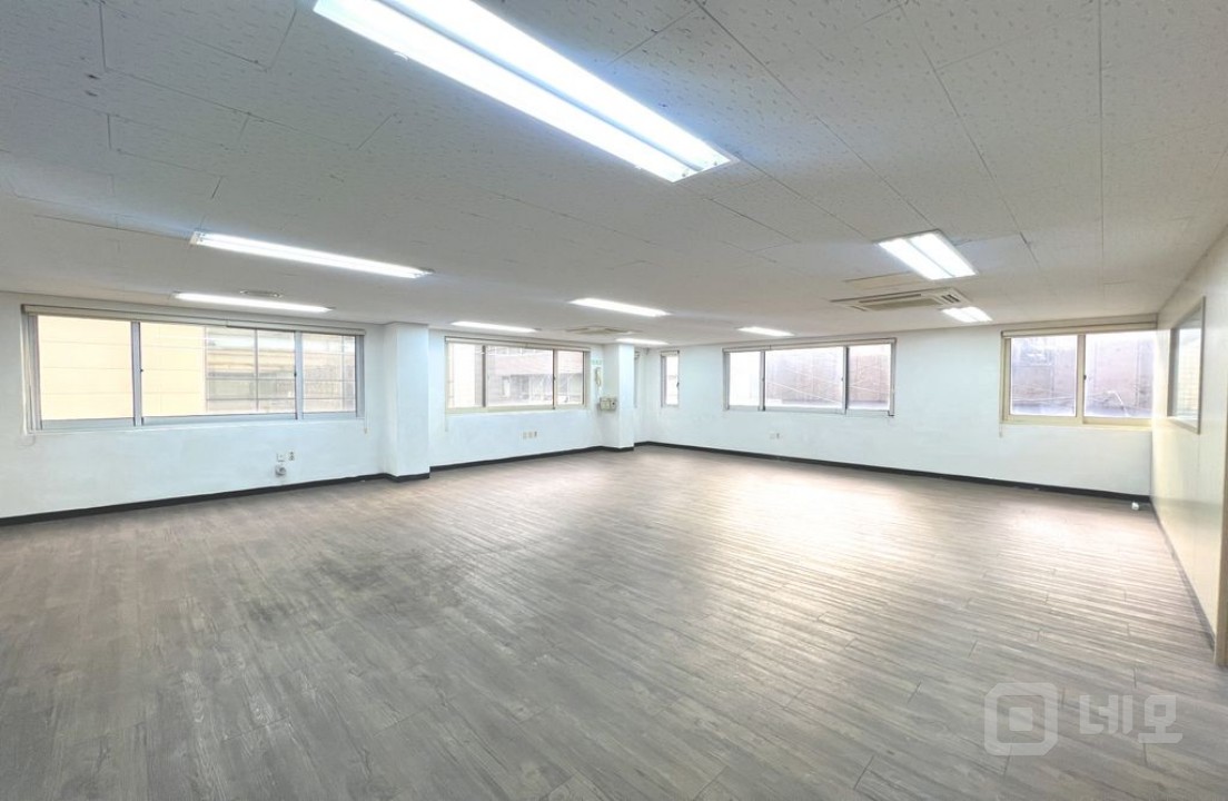 강남구청역 역세권 인테리어 A급으로 괜찮은 말도 안되는 가성비 사무실 매물의 3번째 사진