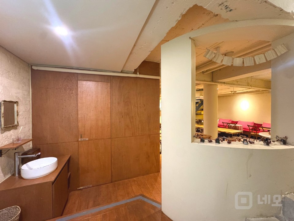 대치은마아파트 사거리 인근에 위치한 1층,지하1층 연층 사용 카페! 매물의 8번째 사진