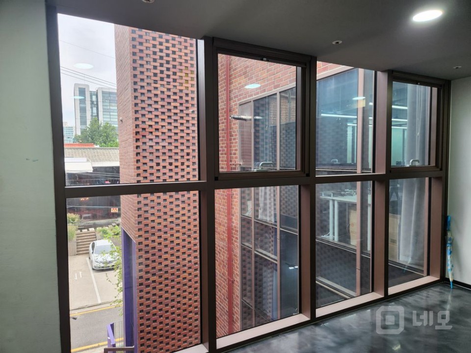 세련된 적벽돌 외관과 쾌적한 업무 환경 L 매물의 1번째 사진