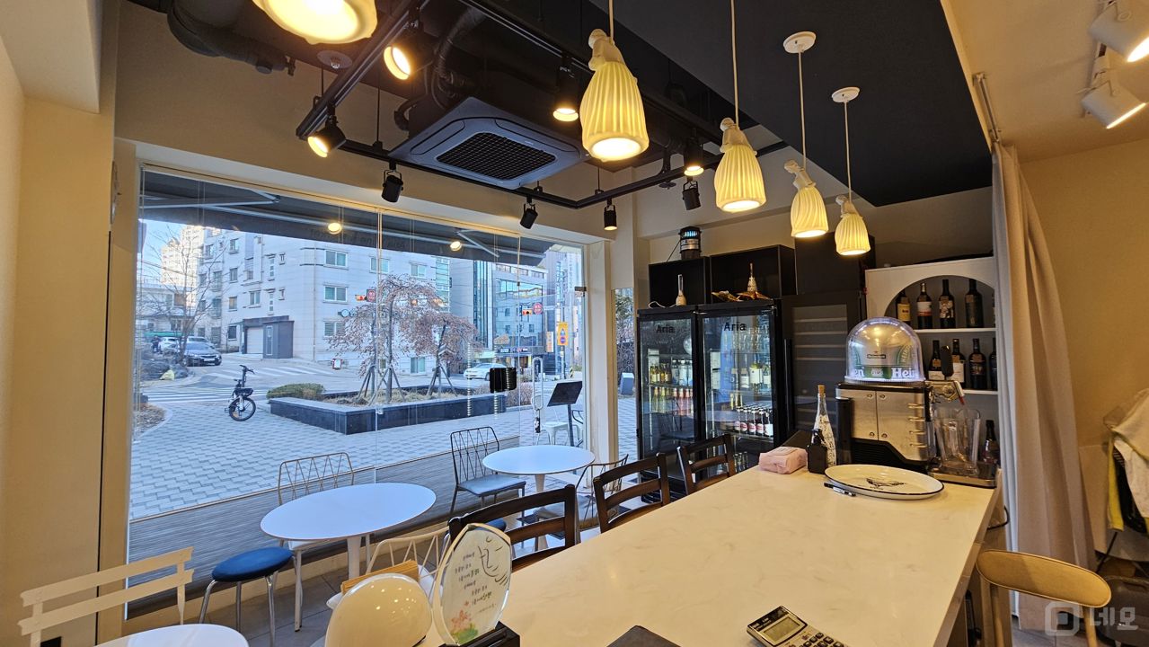 종암동 상권이 잡혀 있는 단지내 상가에 위치한 와인샵 매물의 4번째 사진