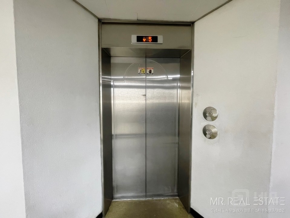 도산공원사거리.대로변건물.주차3대가능.A급인테리어 매물의 11번째 사진