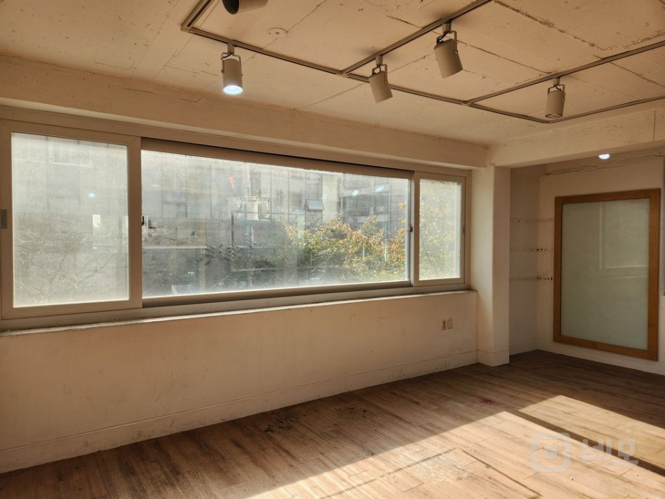 합정 카페거리 초입, 채광 좋고 감각적인 공간 L 매물의 2번째 사진