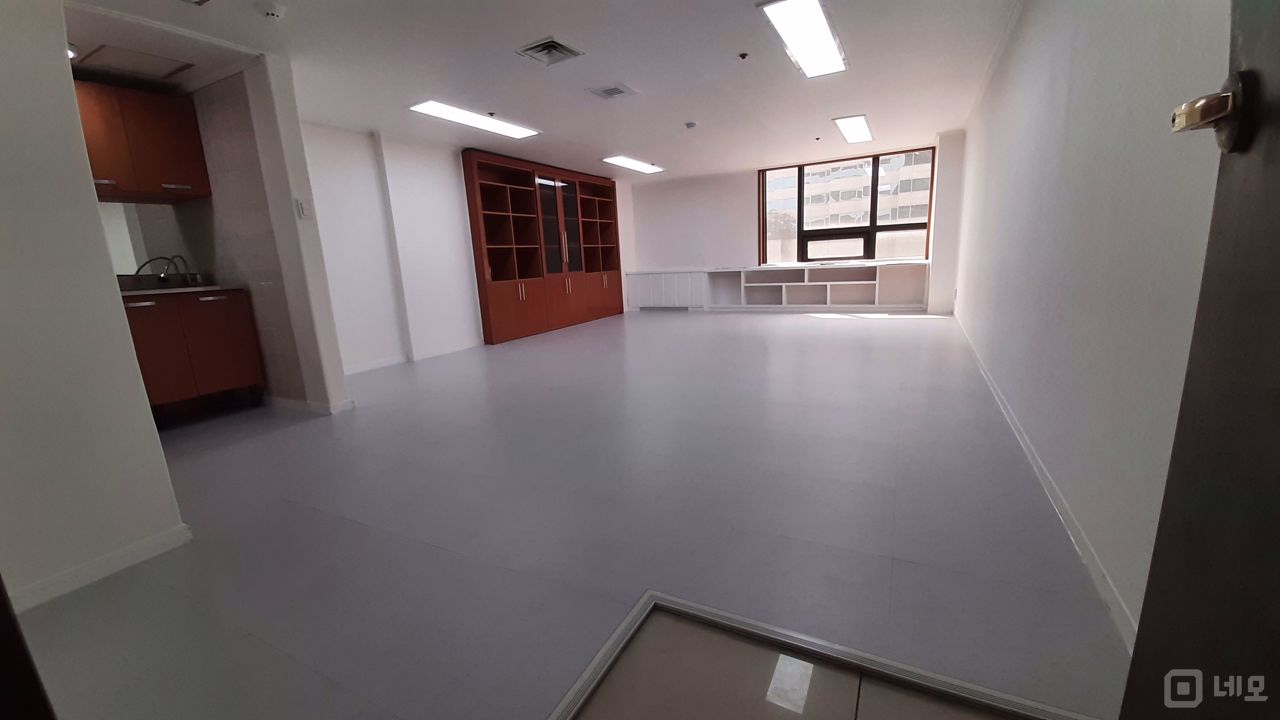 화이트톤의 깔끔하고 깨끗한, 수납공간이 많은 사무실입니다. 매물의 2번째 사진