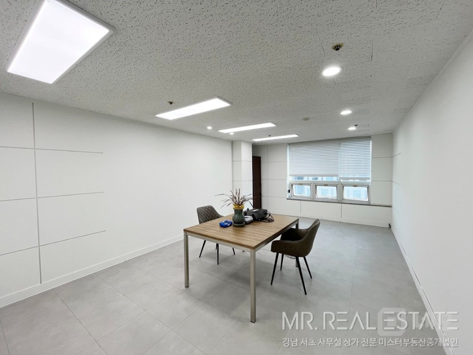 선정릉대로변초역세권 단독층 자주식주차 무권리화이트톤 홀+룸3+탕비 매물의 5번째 사진