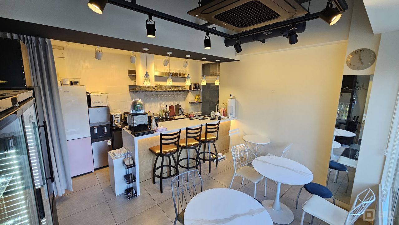 종암동 상권이 잡혀 있는 단지내 상가에 위치한 와인샵 매물의 1번째 사진