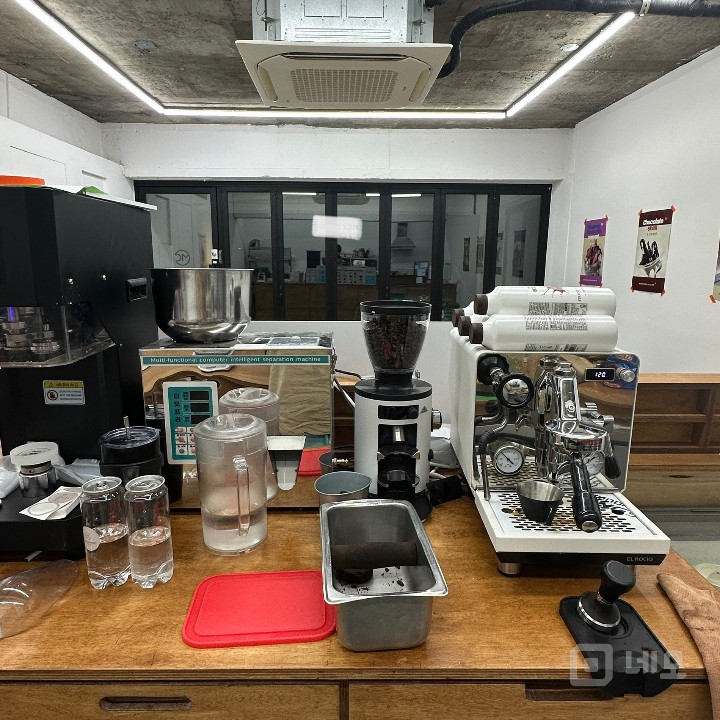 신촌역,홍대입구역 사이5분거리 무료주차가능2대 가능 상가 매물의 4번째 사진