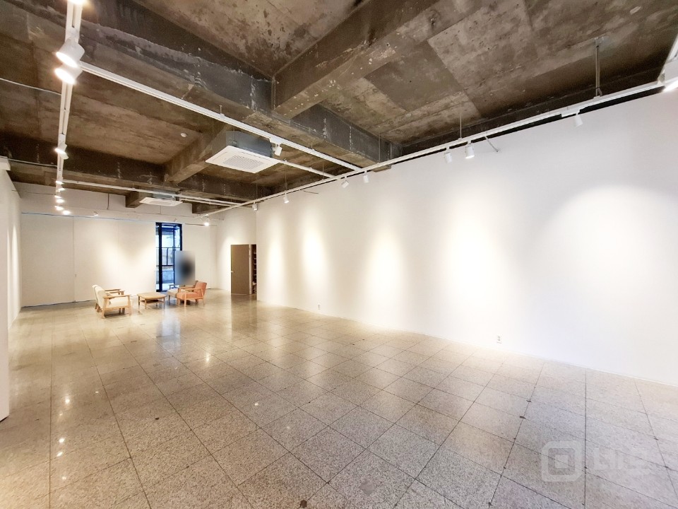 [홍대입구역 인근] 1층 대형 상가 — 갤러리·브랜드숍 최적 입지! 매물의 4번째 사진